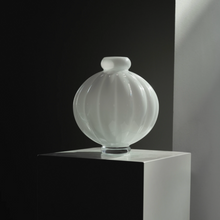 Load image into Gallery viewer, BALLOON VASE 01 - BLUE