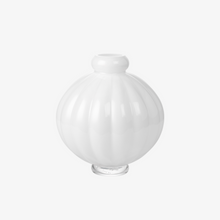 Load image into Gallery viewer, BALLOON VASE 01 - RAW WHITE
